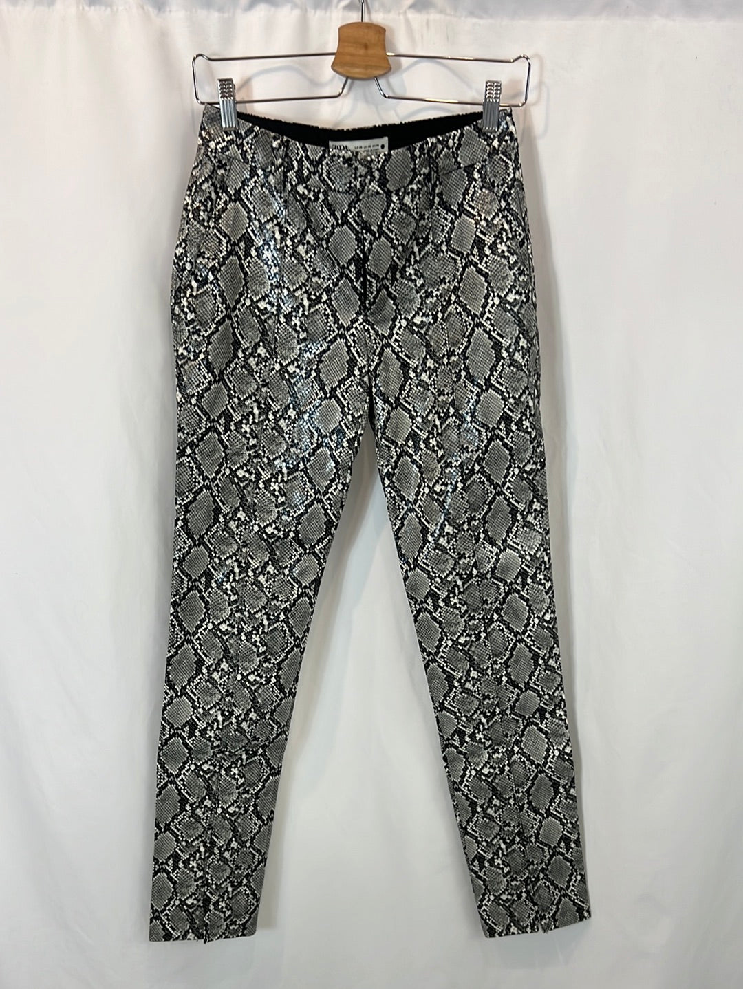 ZARA. Pantalón animal print polipiel T.34