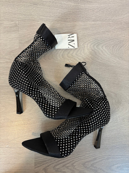 ZARA. Sandalia  efecto botín tachuelas. T 38