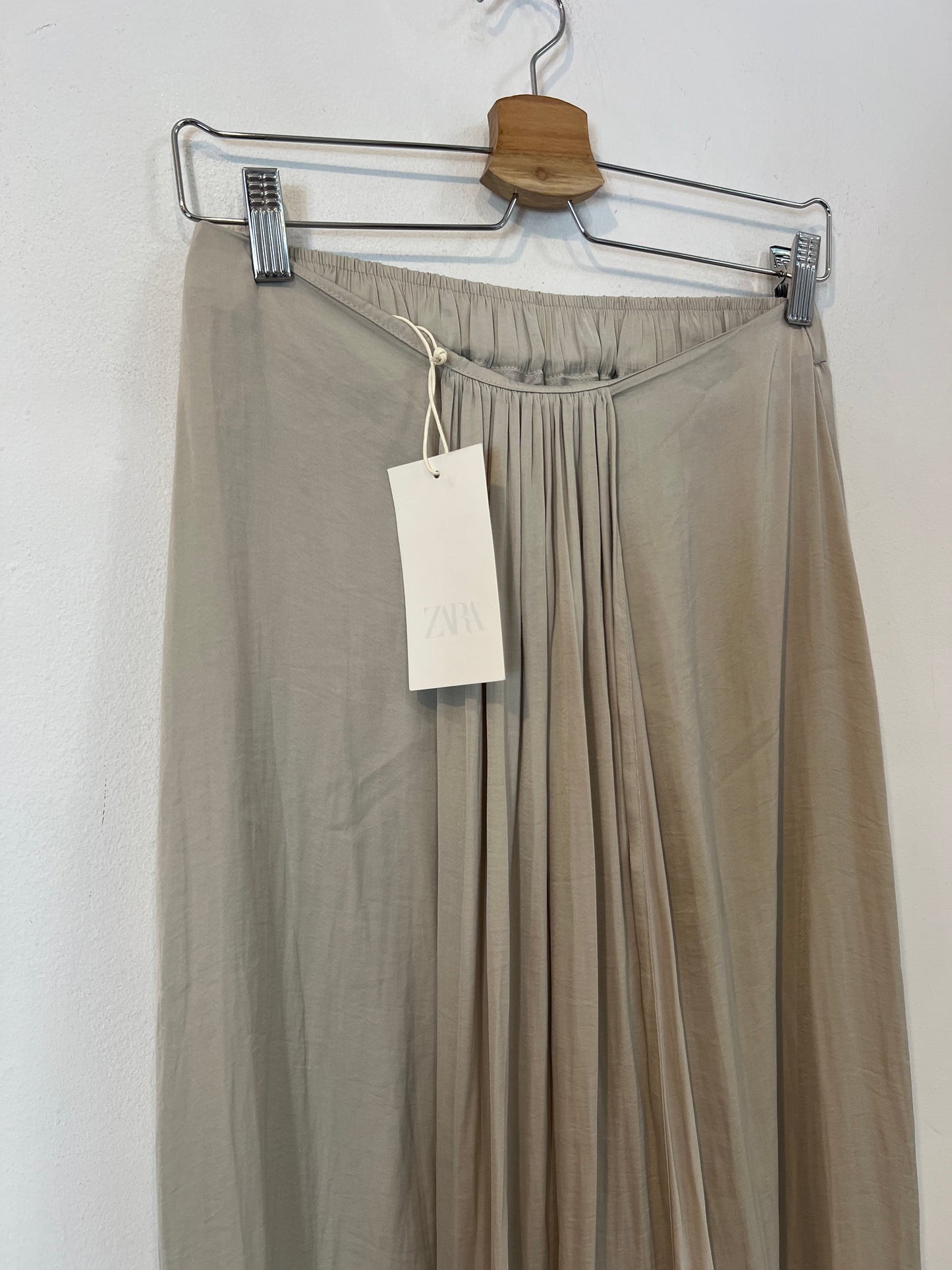 ZARA. Pantalón falda tipo fluida