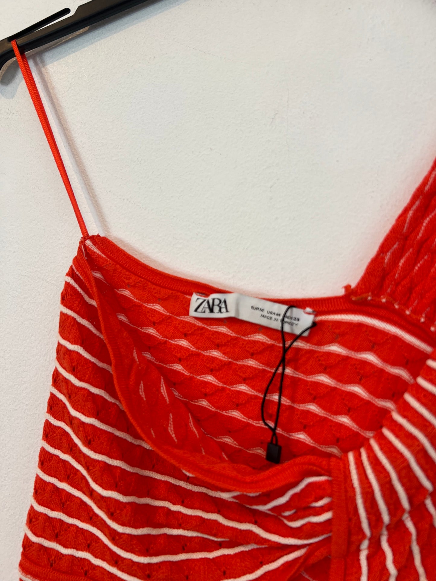 ZARA. Top naranja asimétrico