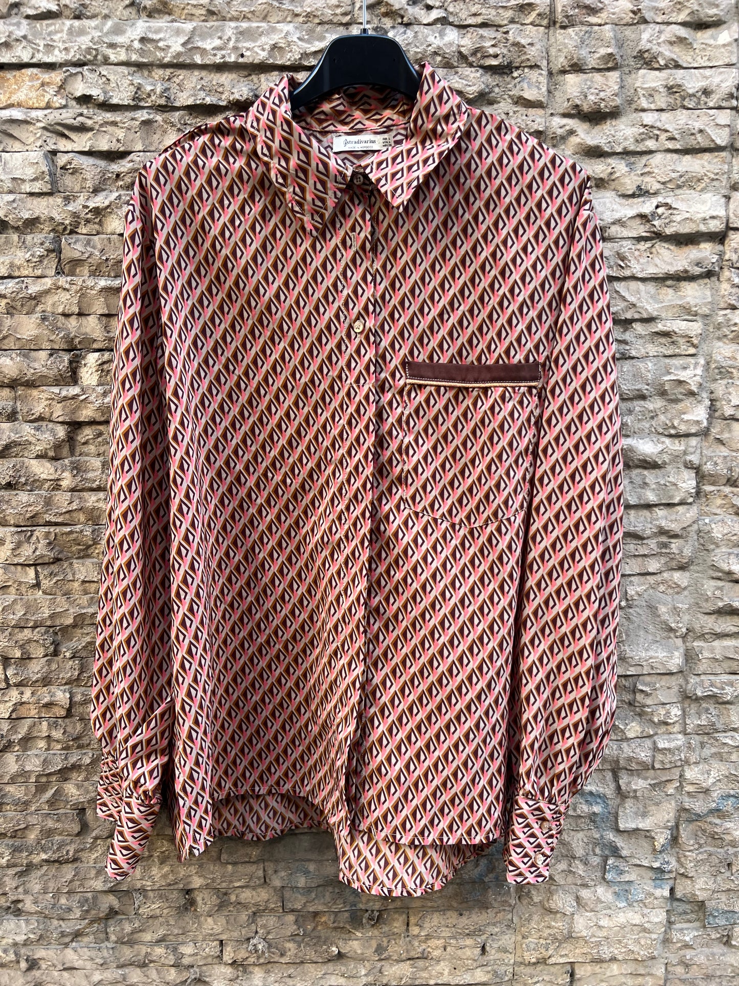 STRADIVARIUS. Blusa fluida estampado retro. T L