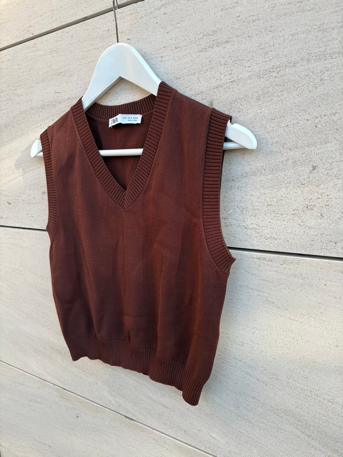 ZARA. Top punto elástico marrón chocolate