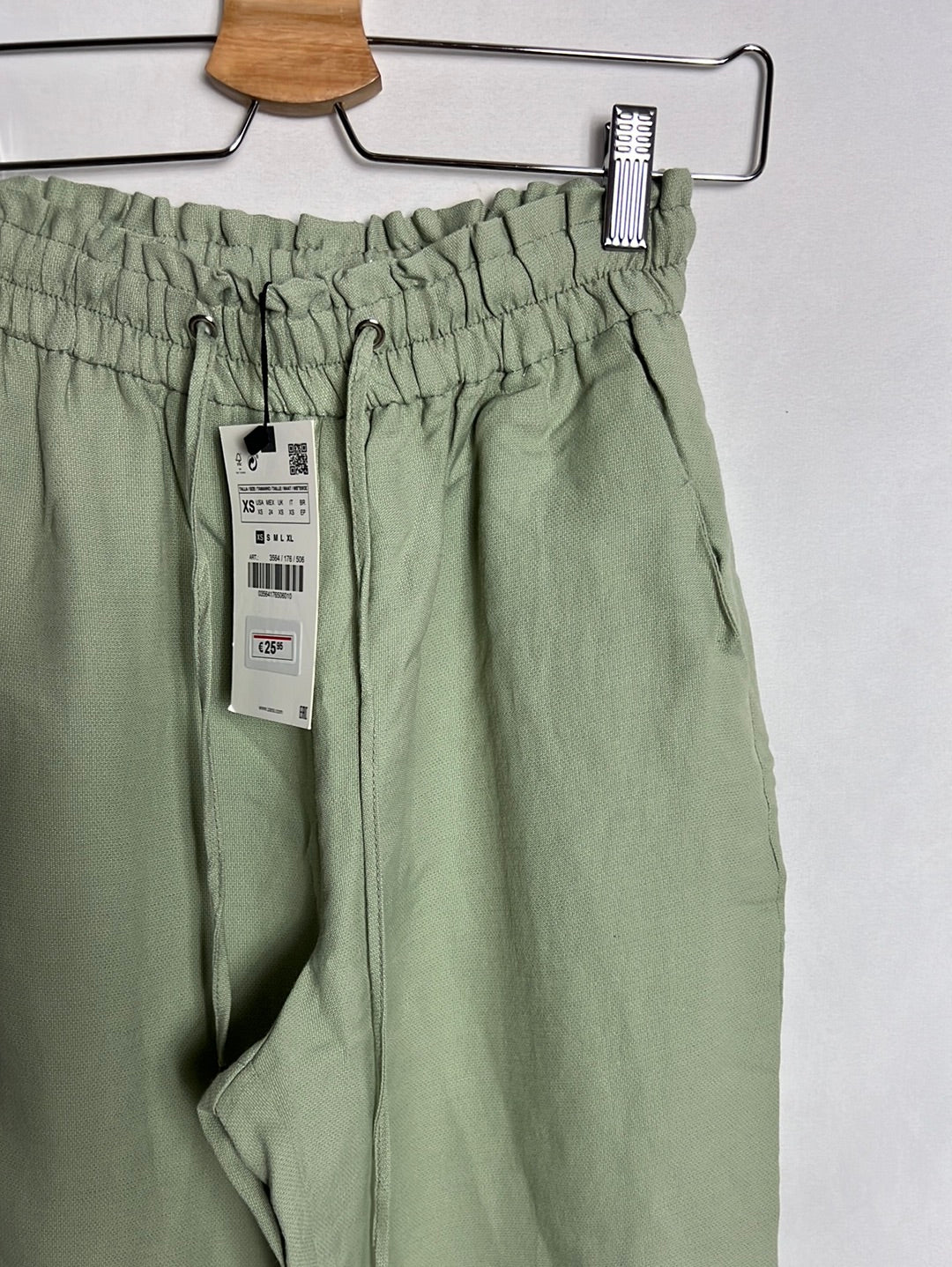 ZARA. Pantalón verde fluido T.xs