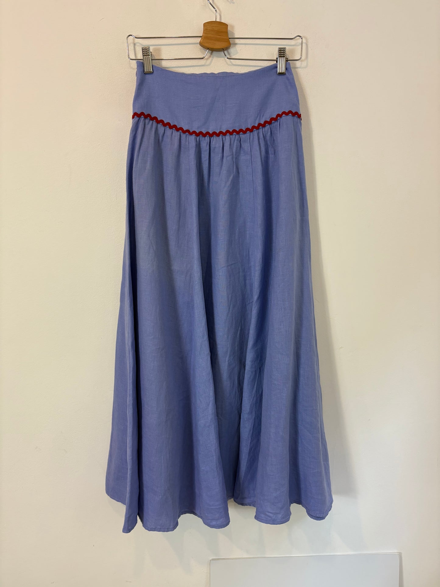 VOLANDA. Total look top y falda lino morado