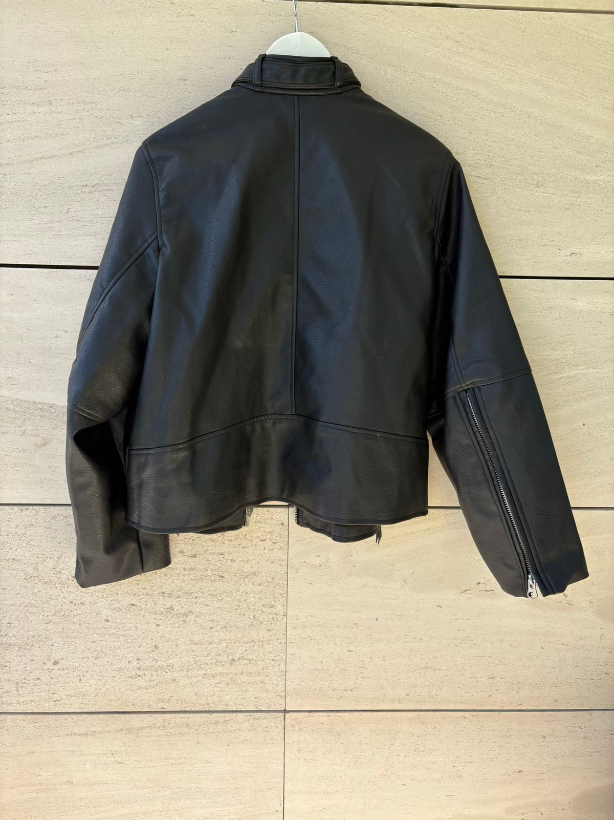 H&M. Biker efecto piel negra