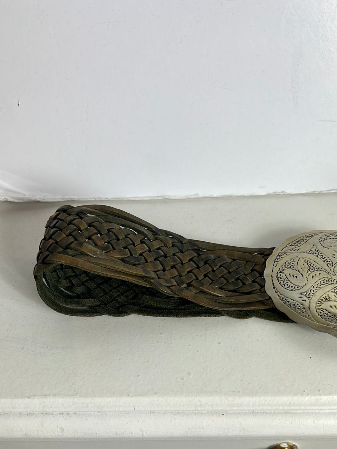 OTRAS. Cinturón piel verde trenzado