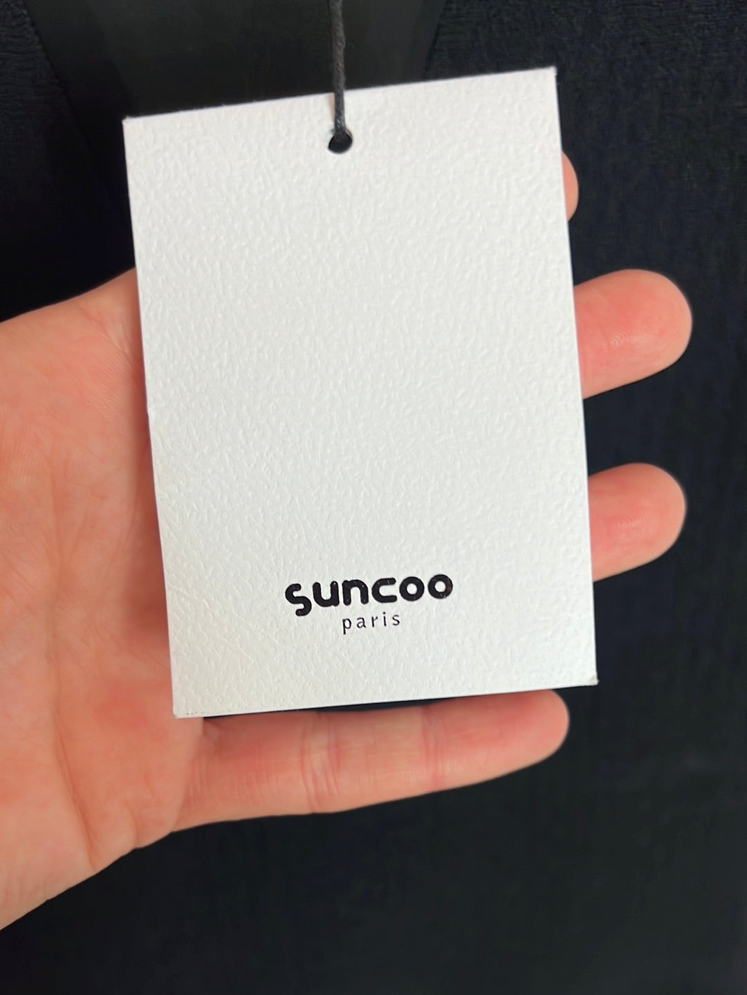 SUNCOO. Vestido negro textura ajustada.