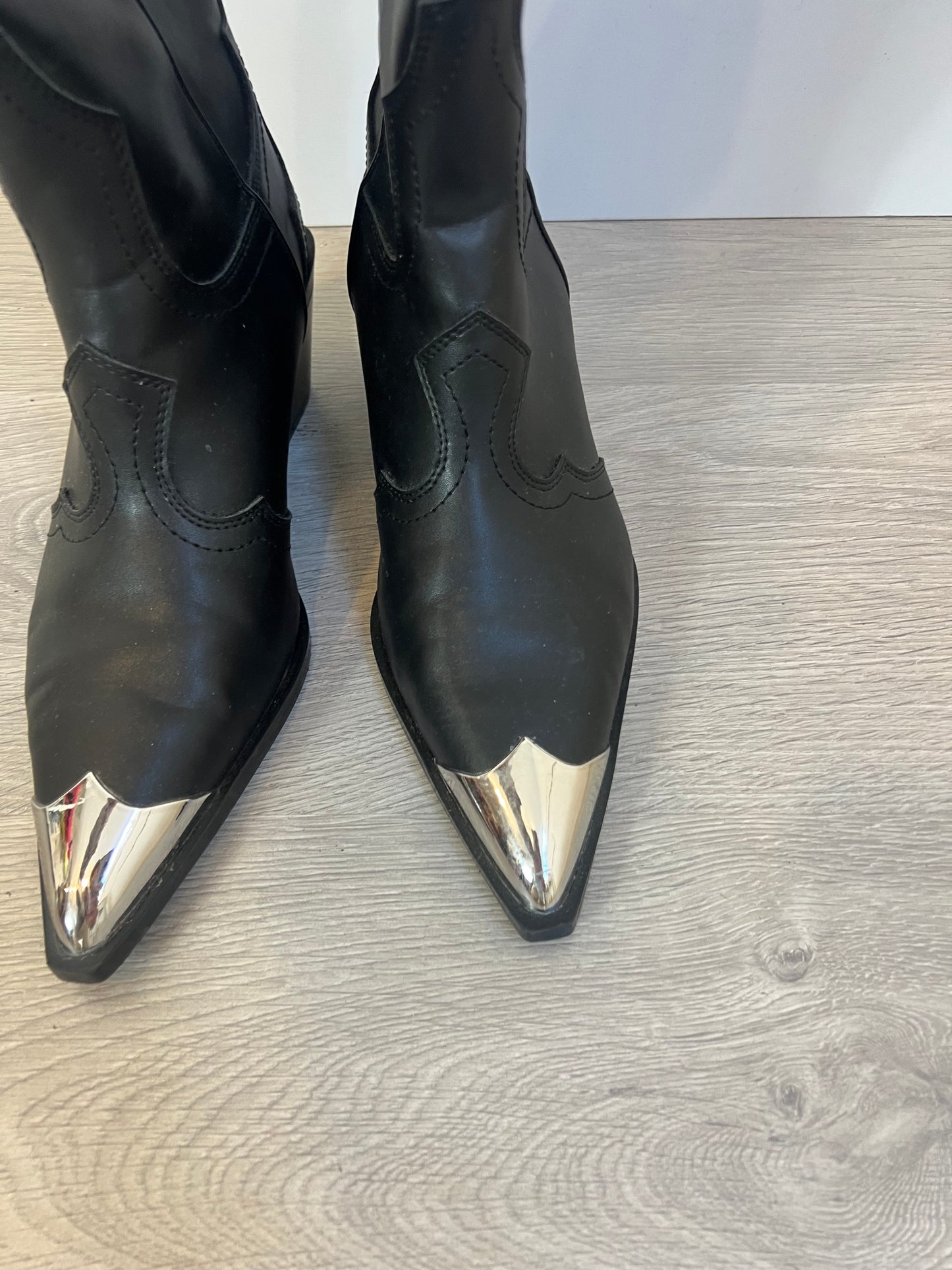 ZARA. Botas negras cowboy. T 38