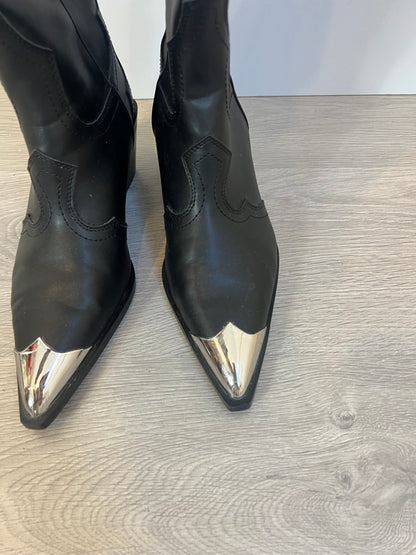 ZARA. Botas negras cowboy. T 38