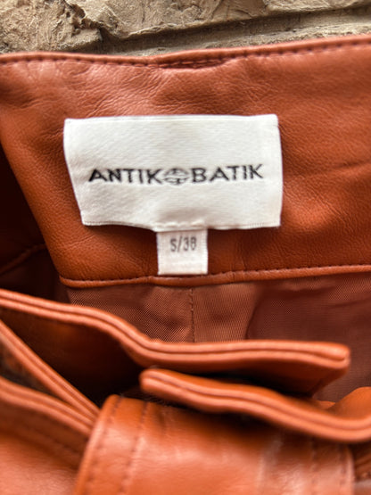 ANTIK BATIK. Pantalón camel pinzas