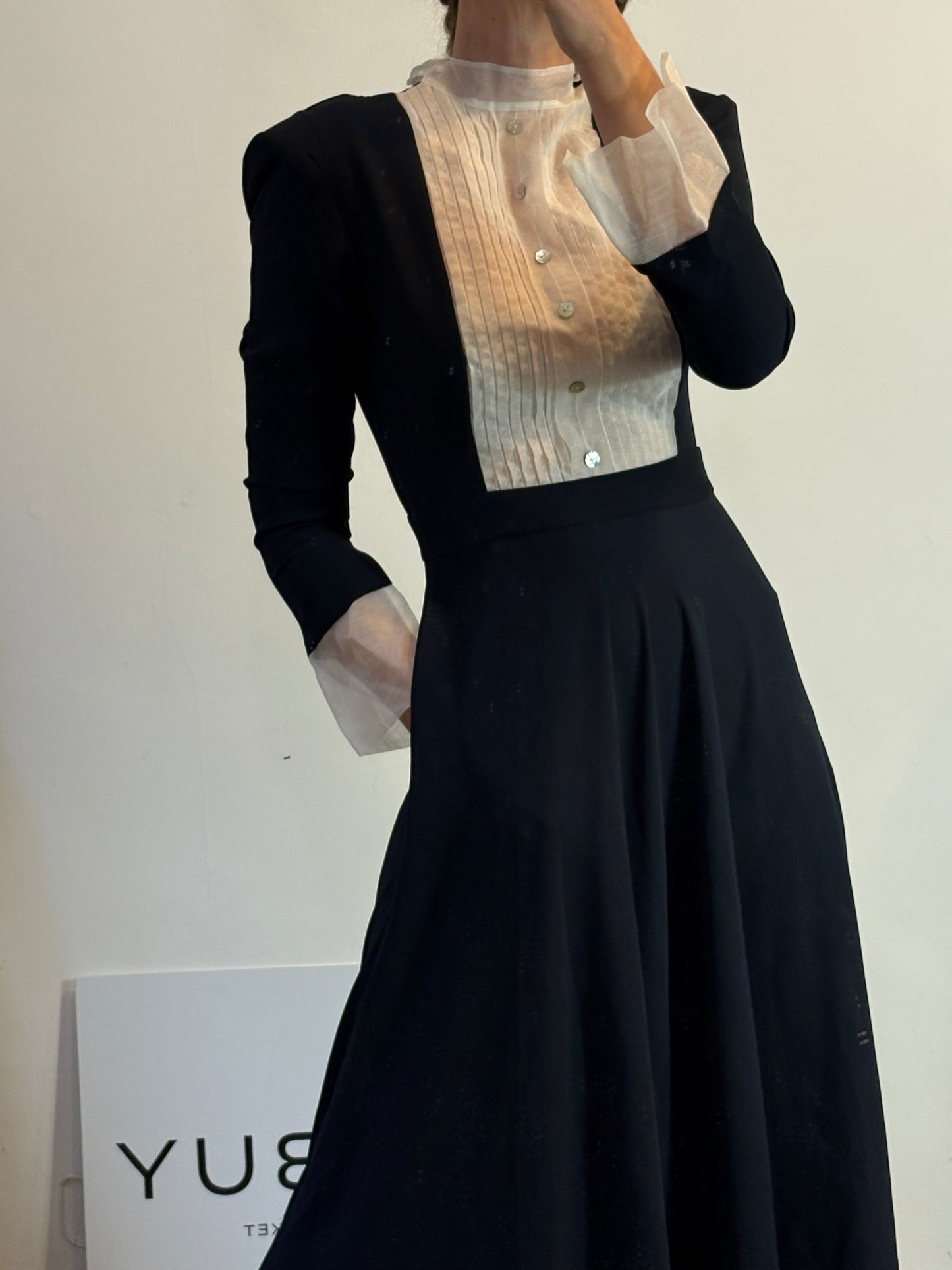 IQ COLLECTION. Vestido largo azul con seda