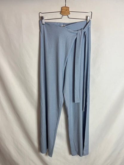 BERSHKA. Pantalón azul fluido efecto pareo. T M