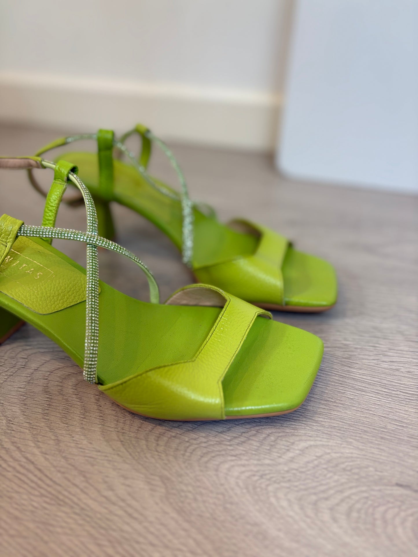 HISPANITAS. Sandalias verdes mini pedrería. T 39