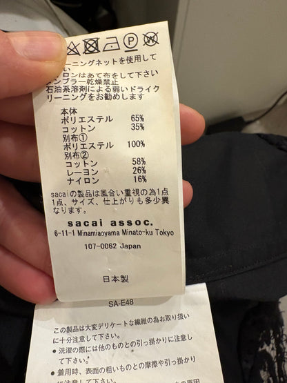 SACAI. Blusa negra detalle encajes. T 1 (S)