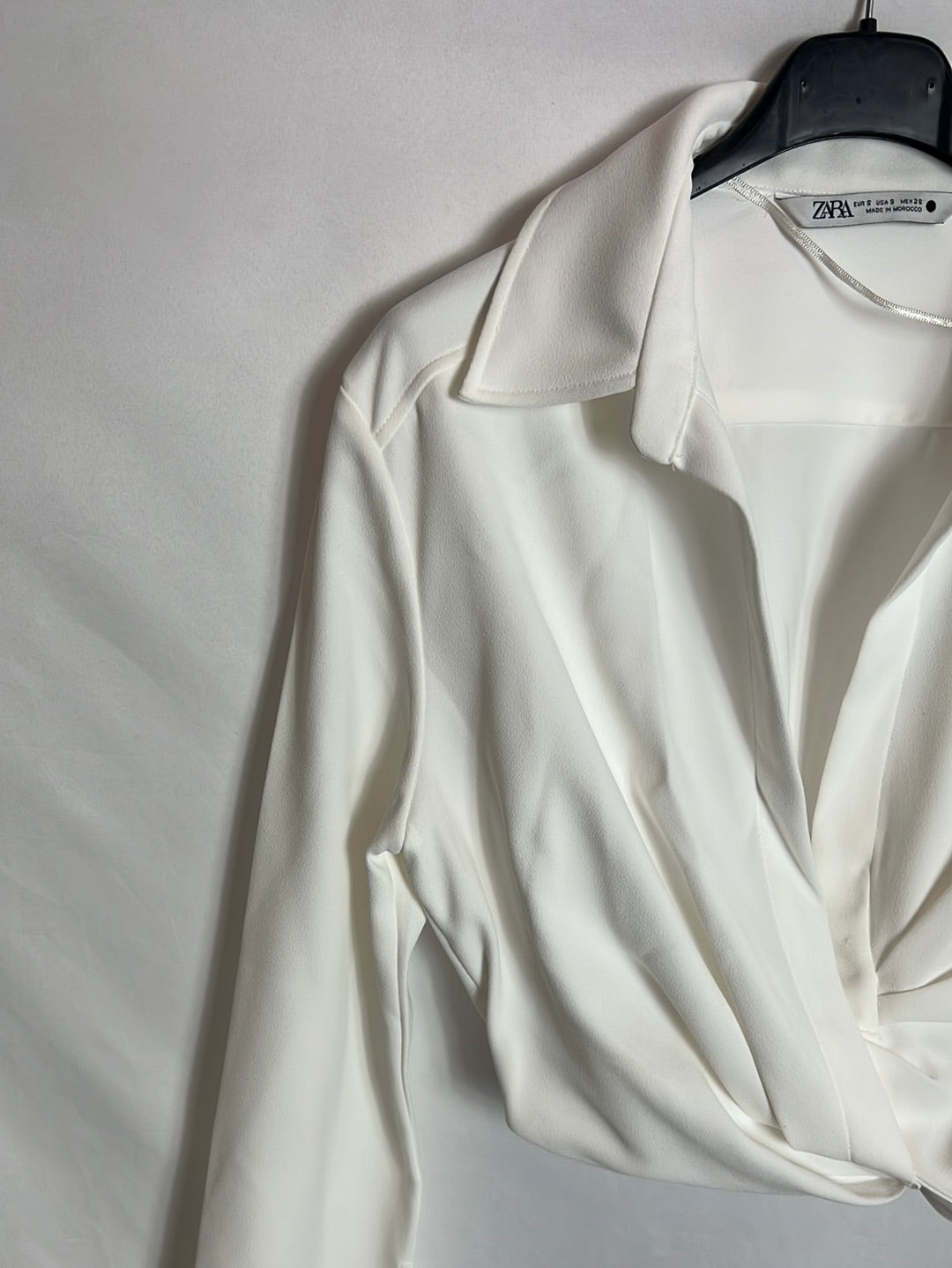 ZARA. Blusa corta crop cruzada. T S