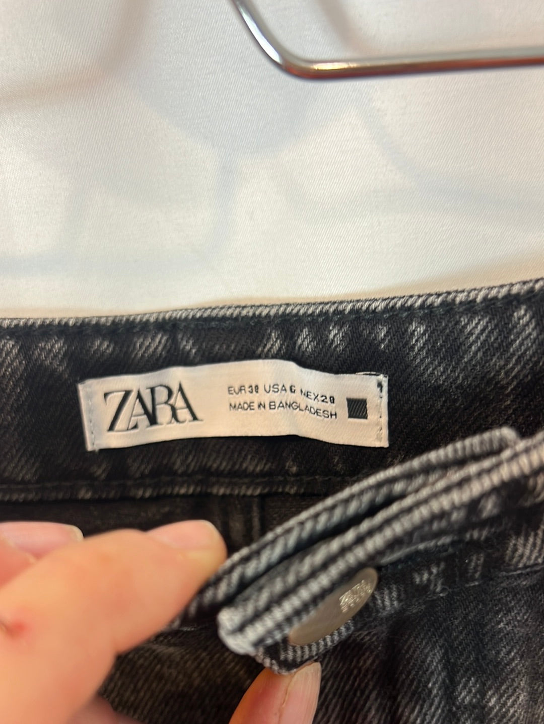 ZARA. Denim shorts gris oscuro. T 38