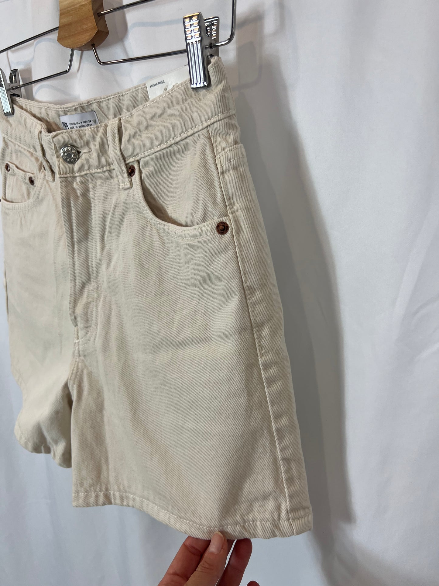 ZARA. Beige denim shorts. T 36