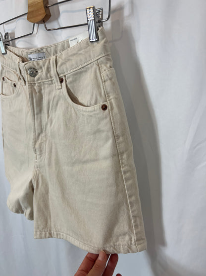 ZARA. Beige denim shorts. T 36