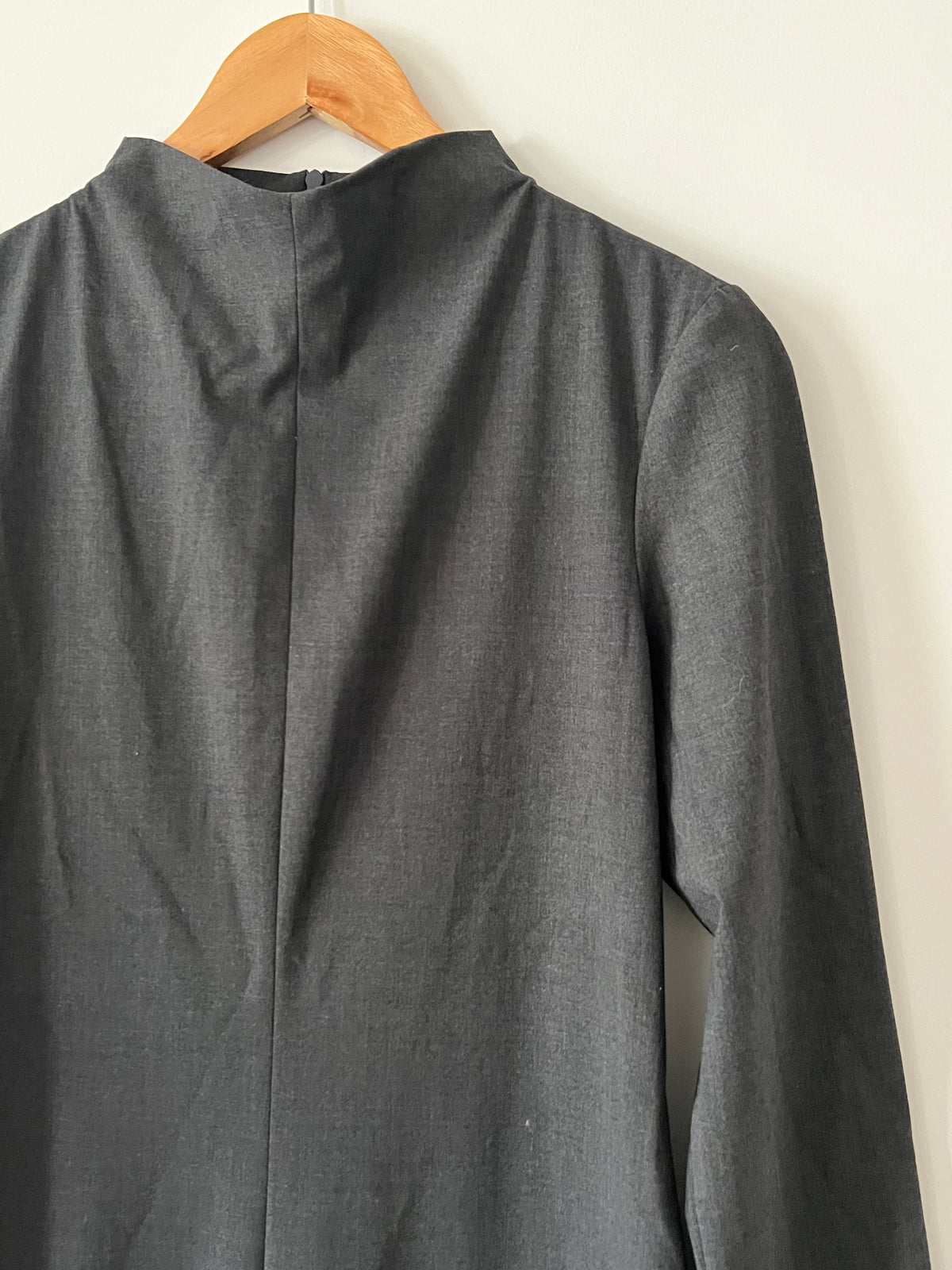 ZARA. Vestido gris cuello perkins