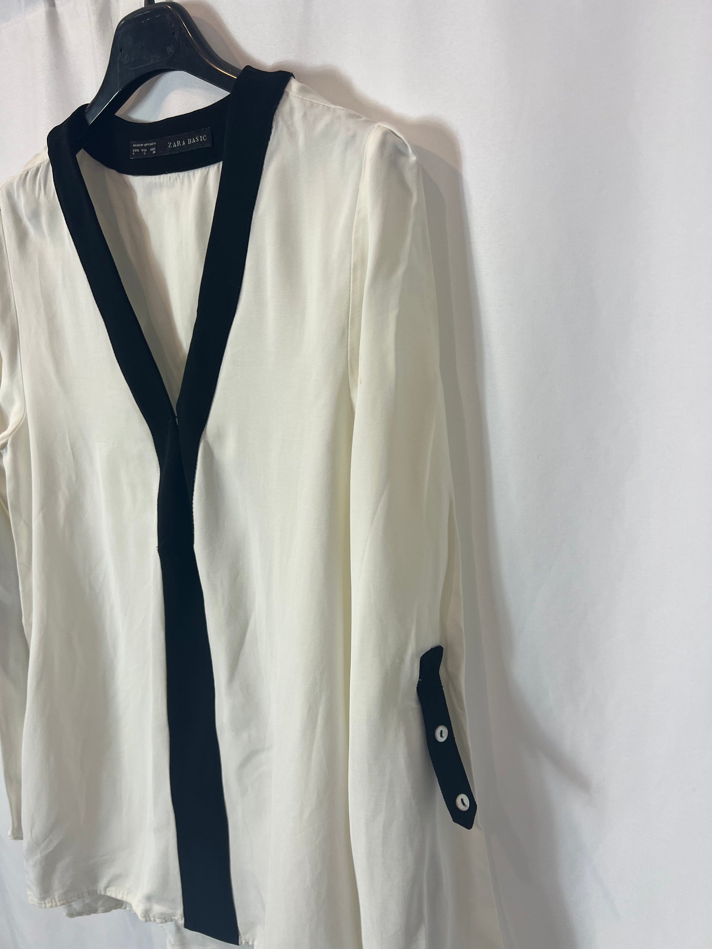 ZARA. White blouse with black details. TS