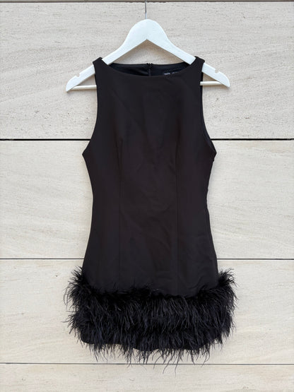 ZARA. Vestido corto plumas