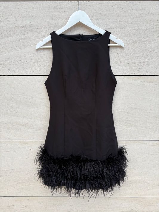 ZARA. Vestido corto plumas