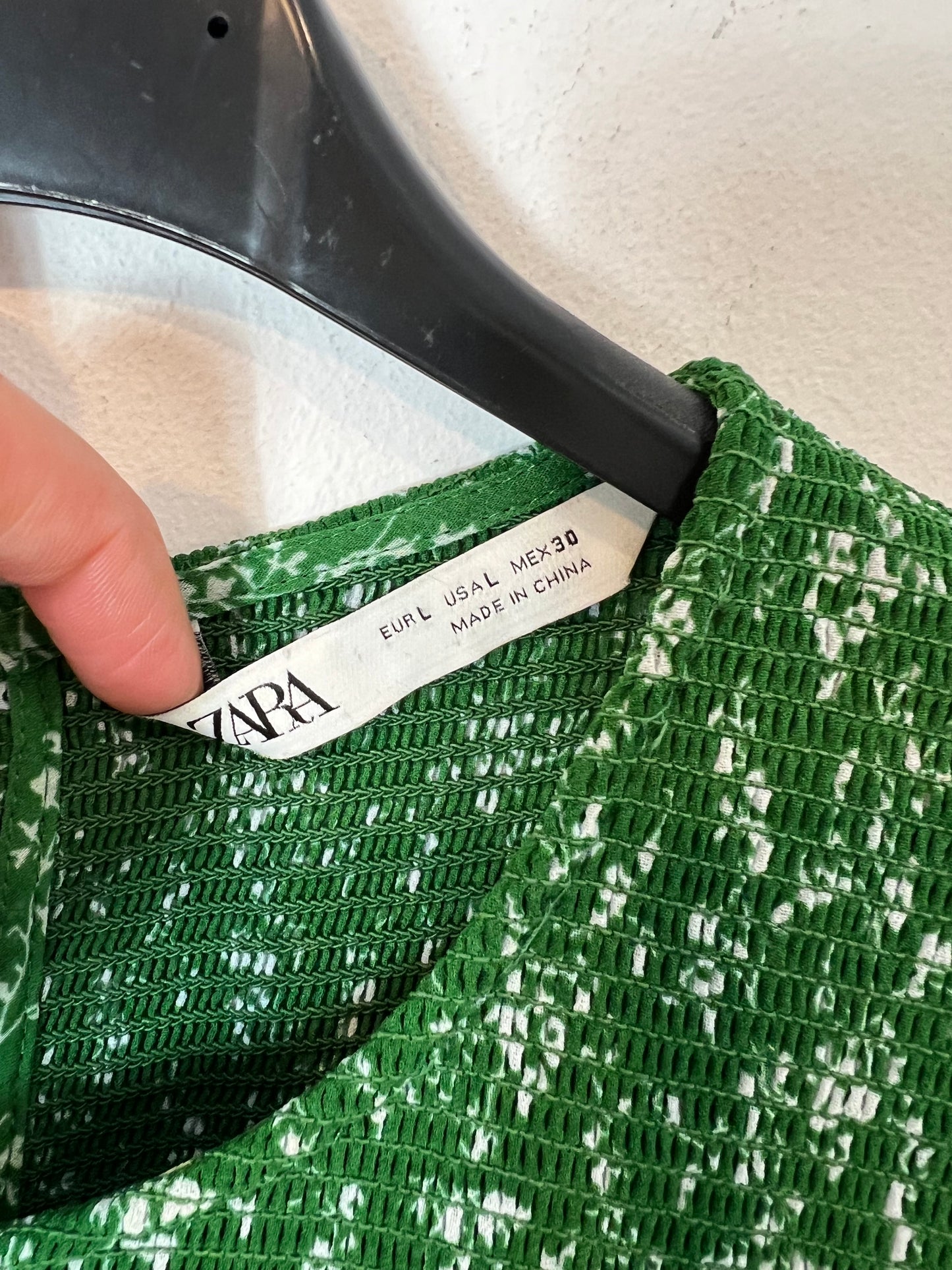 ZARA. Vestido verde largo nido de abeja. T L