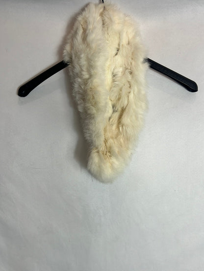 OTRAS. Cuello pelo blanco