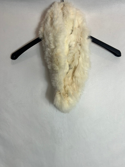 OTRAS. Cuello pelo blanco