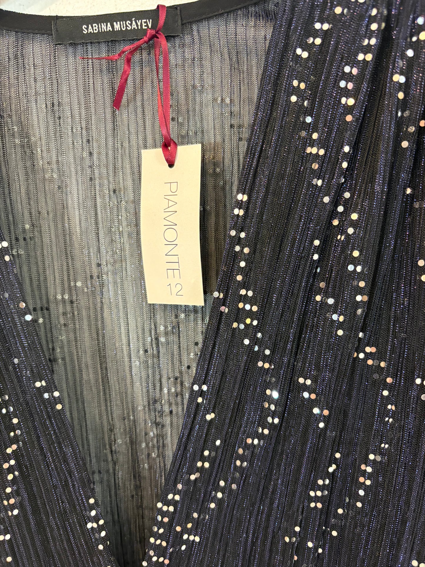 SABINA MUSÁYEV. Top textura hilos brillo detalle hombros
