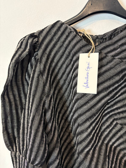 VALENTINA GARI. Vestido negro textura