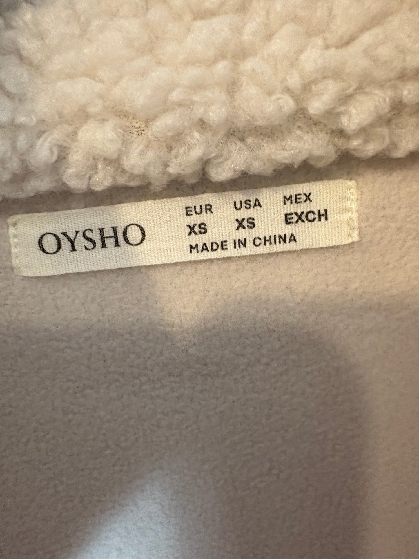 OYSHO. Chaqueta borrego beige