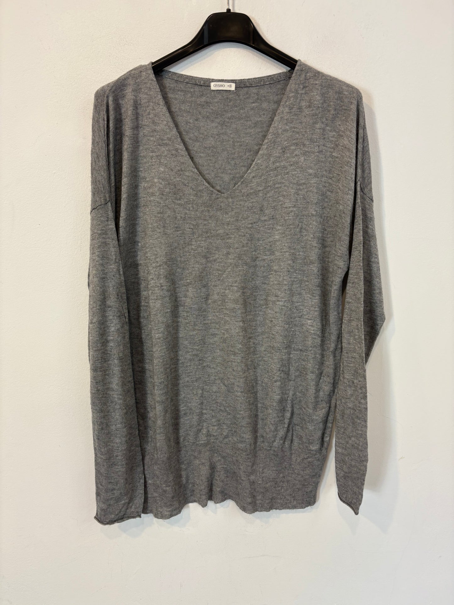 OYSHO. Jersey fino gris cuello pico