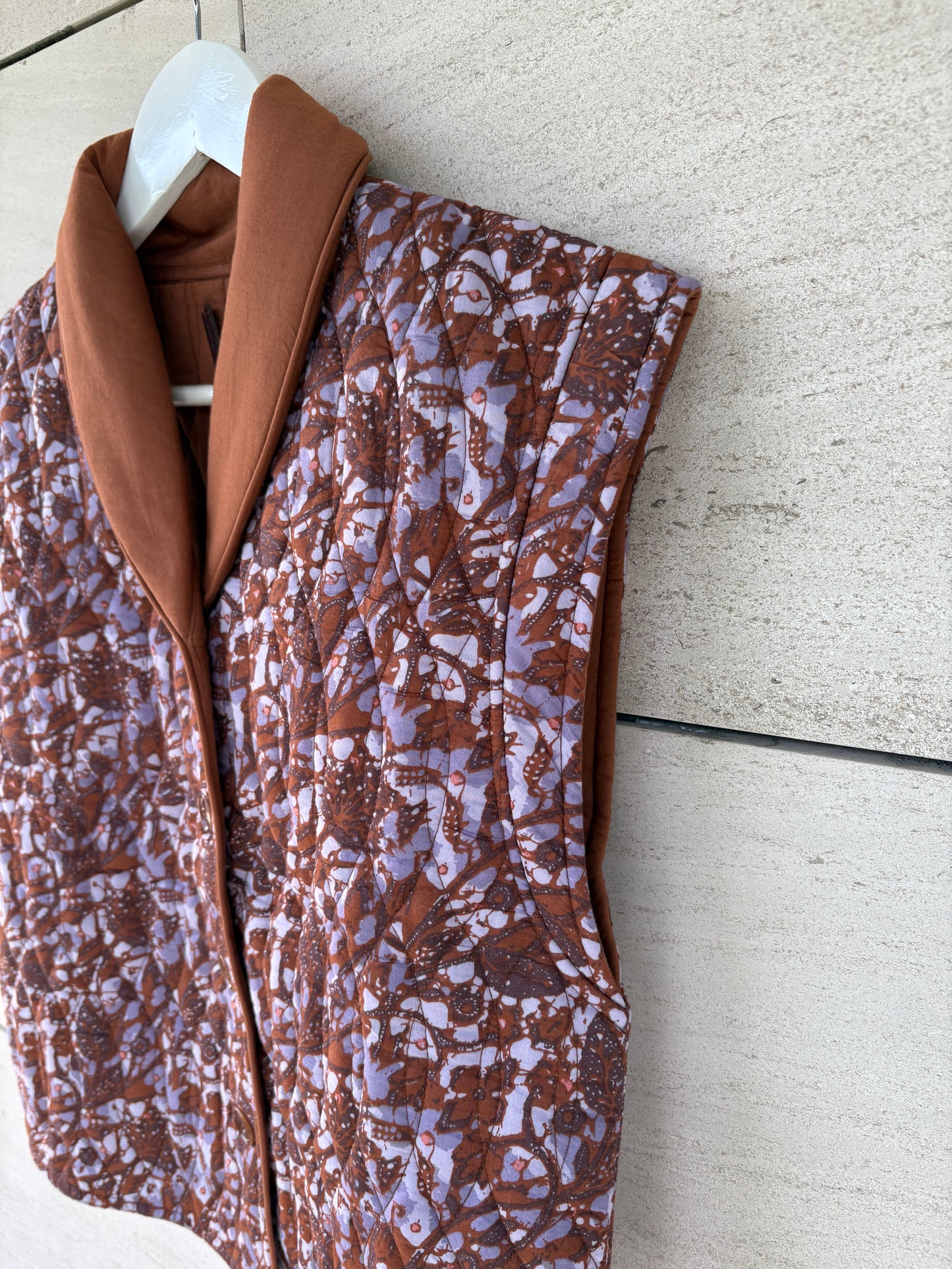 SESSÚN. Chaleco acolchado reversible