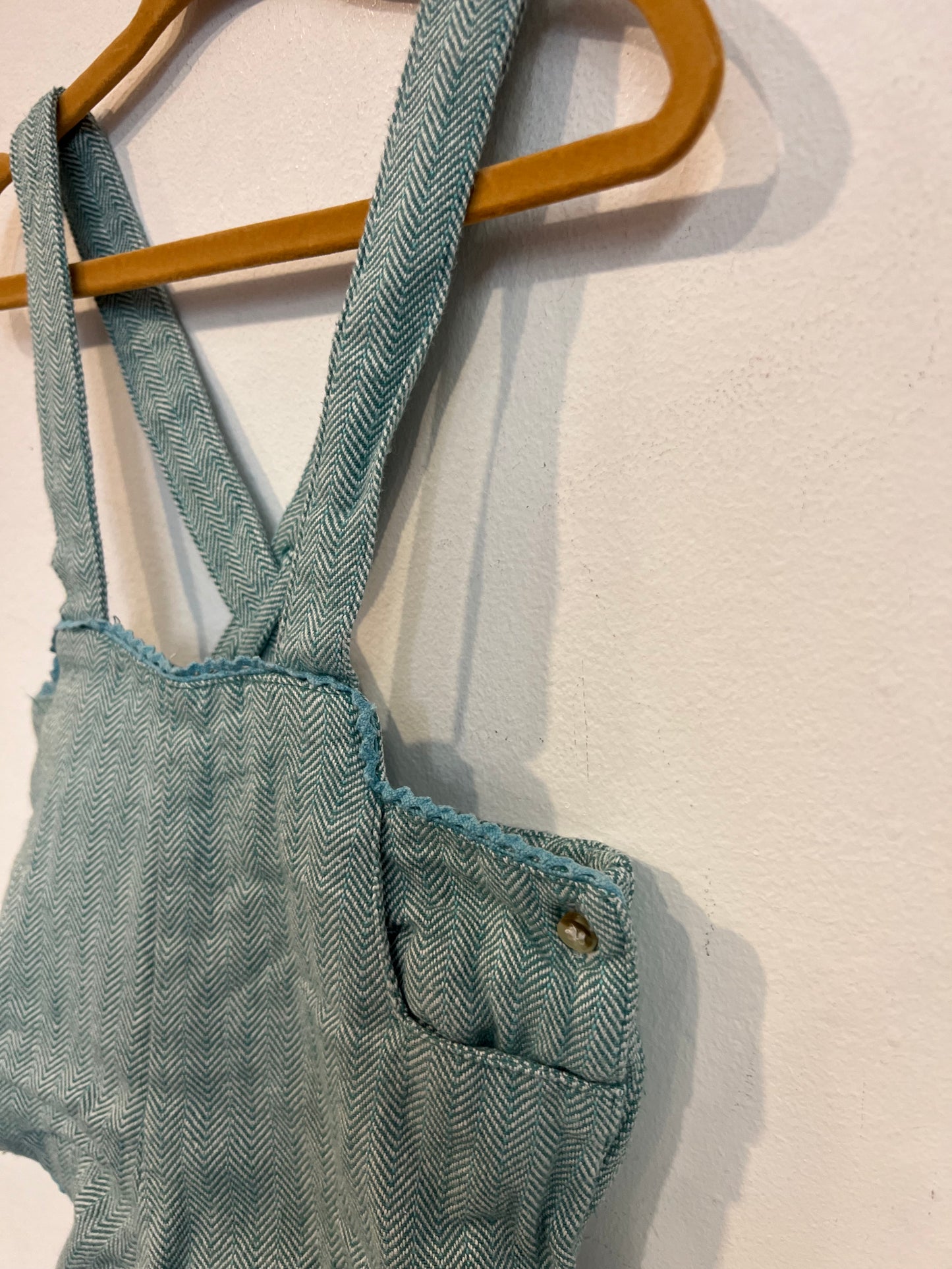 PATRICIA MENDILUCE. Ranita algodón azul claro jaspeado. T 12-18 meses