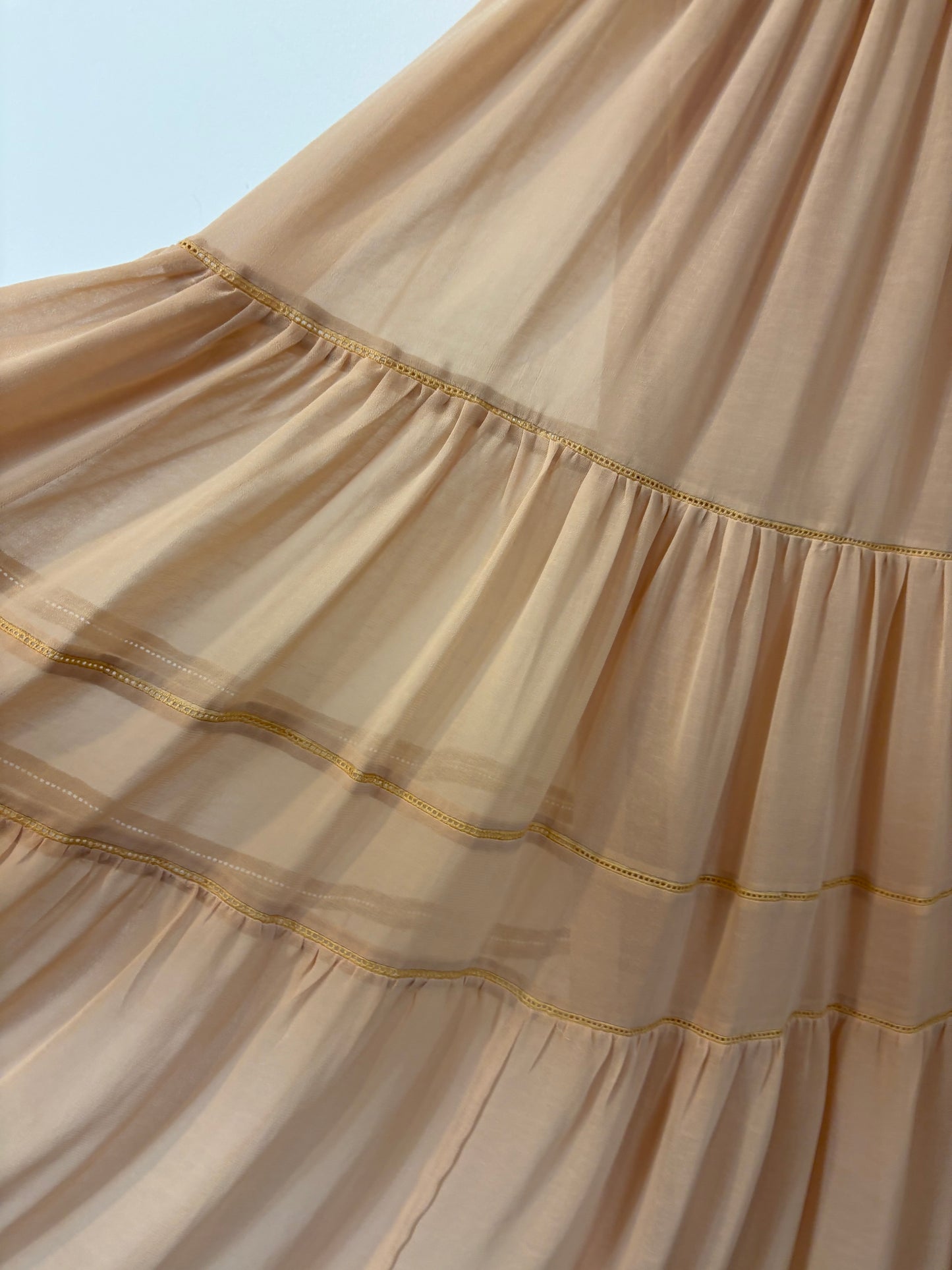 MANGO. Vestido largo vaporoso beige