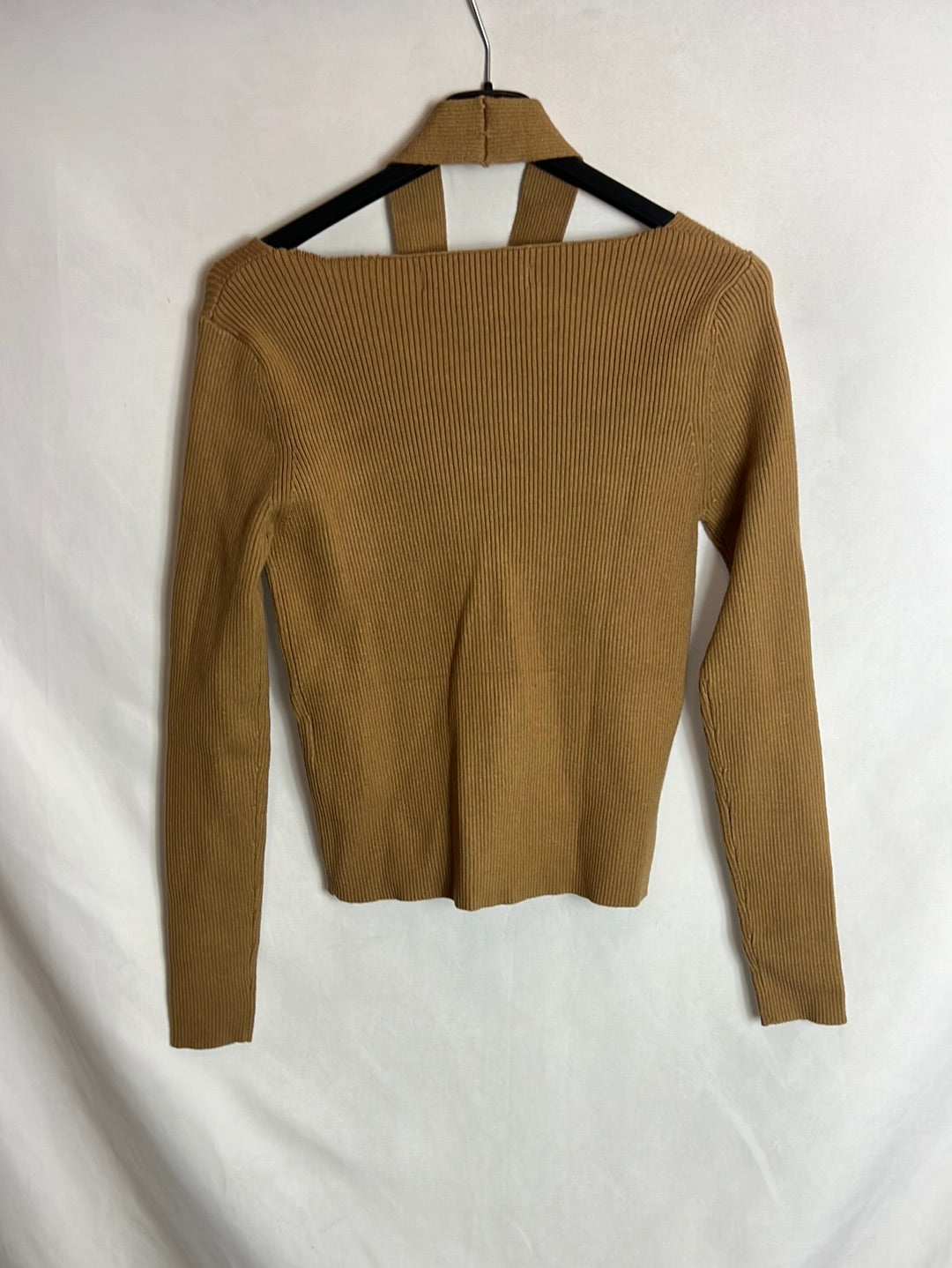 MY PEEPTOES. Camel ribbed sweater with neck detail. TS