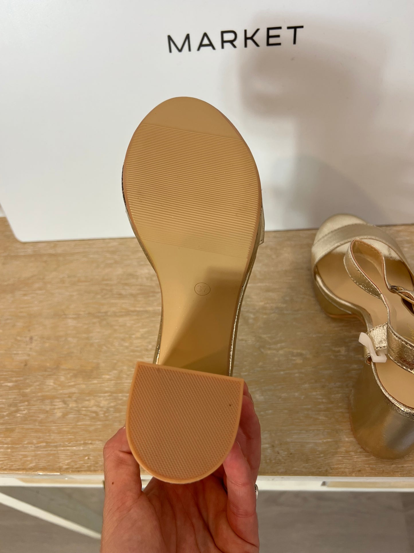 OTHERS. Gold sandals, heel size 37