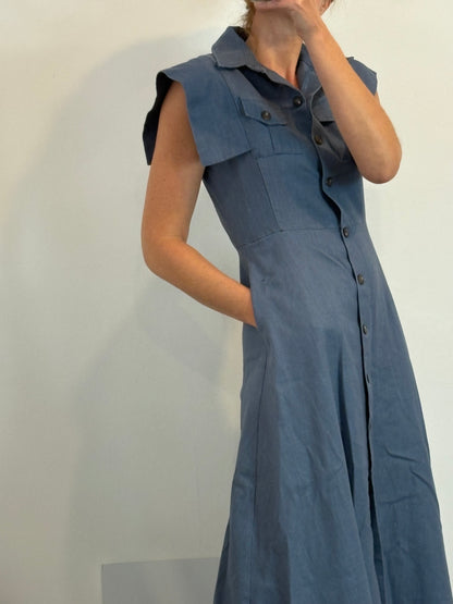 IQ COLLECTION. Vestido largo azul abotonado