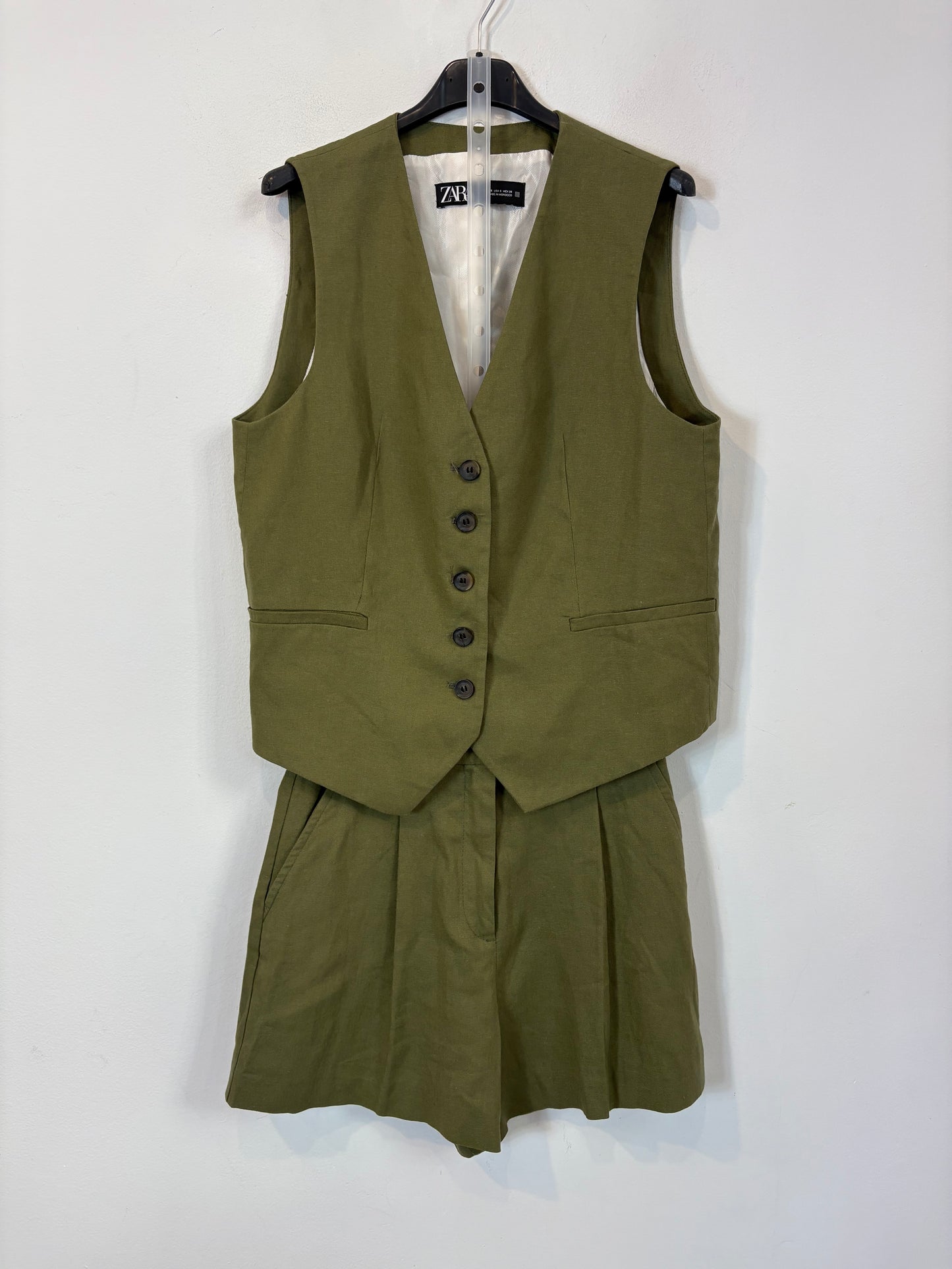 ZARA. Conjunto bermuda y chaleco verde mezcla