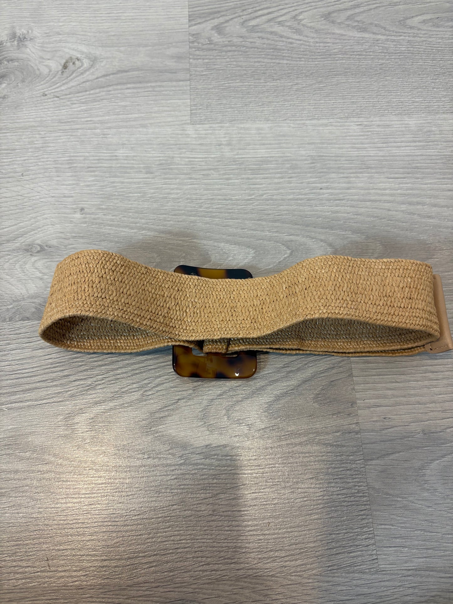 OTRAS. Cinturón rafia hebilla efecto nácar