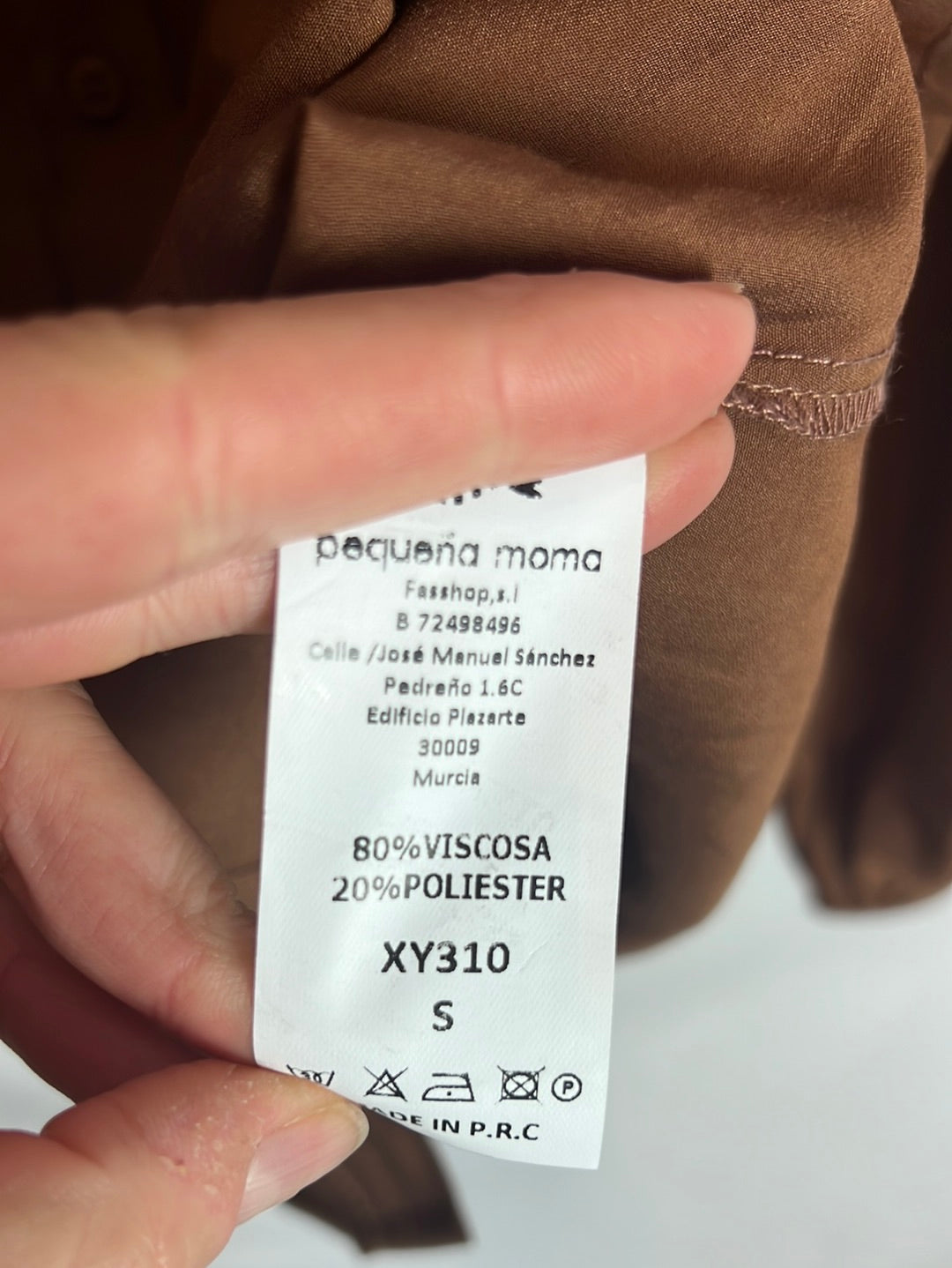 PEQUEÑA MOMA. Blusa marrón fluida cuello volante. T S