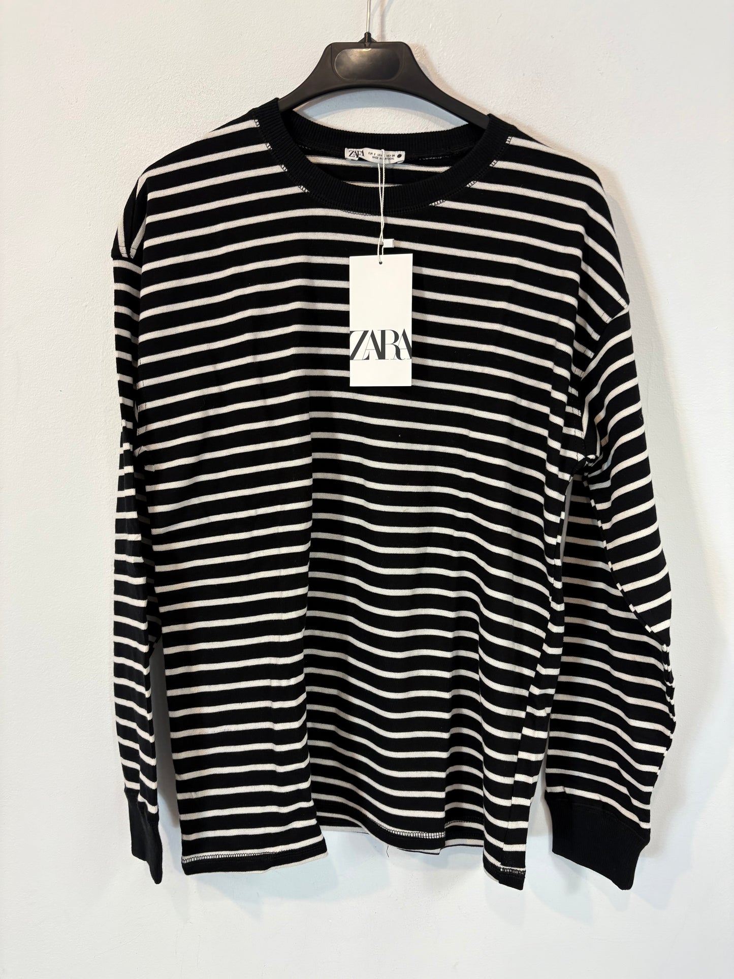 ZARA. Sudadera fina negra rayas blancas. T S
