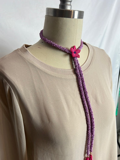 OTRAS. Collar estilo chocker cuentas moradas y rosas