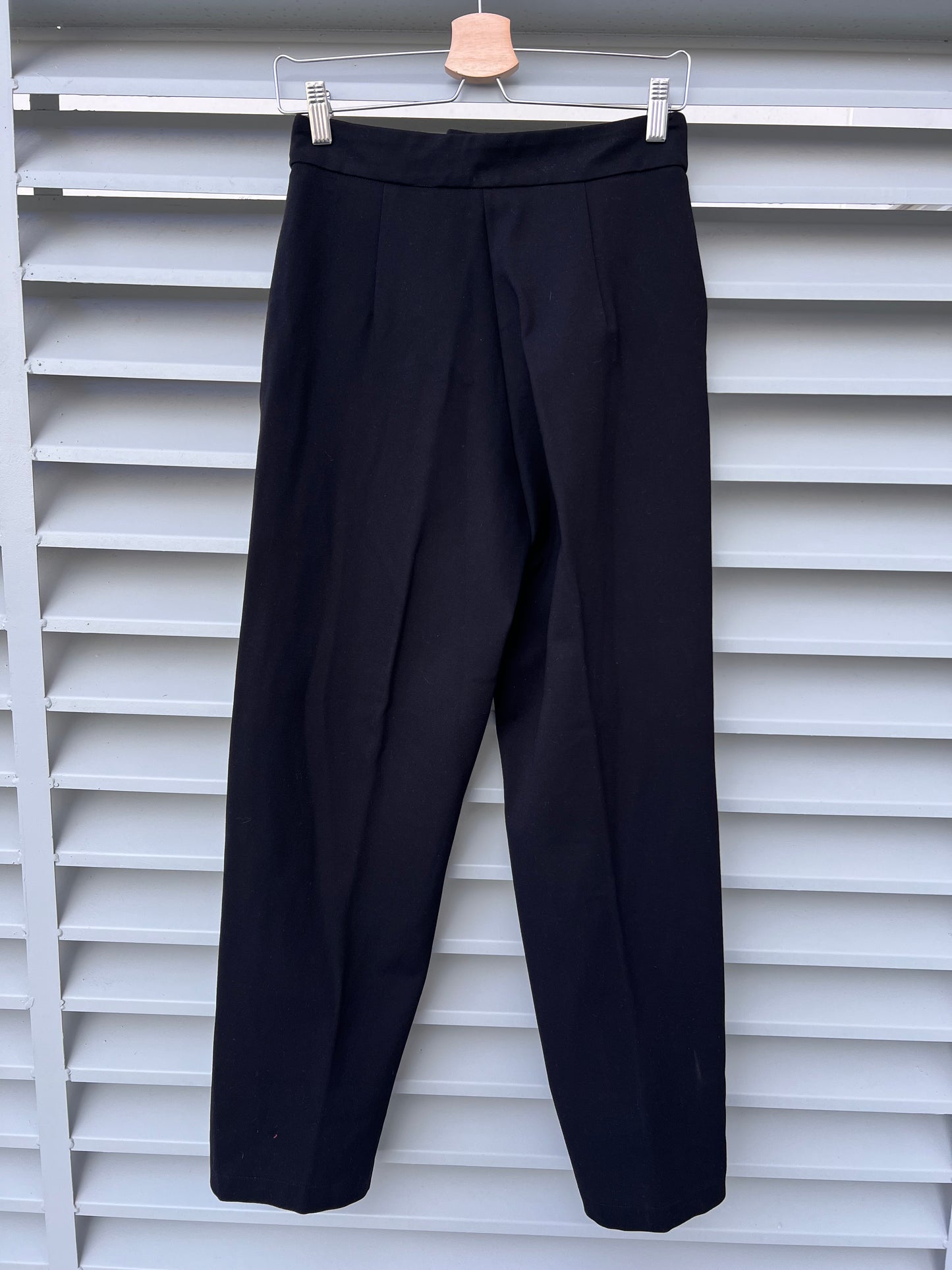 COMMELLE. Pantalón negro de vestir
