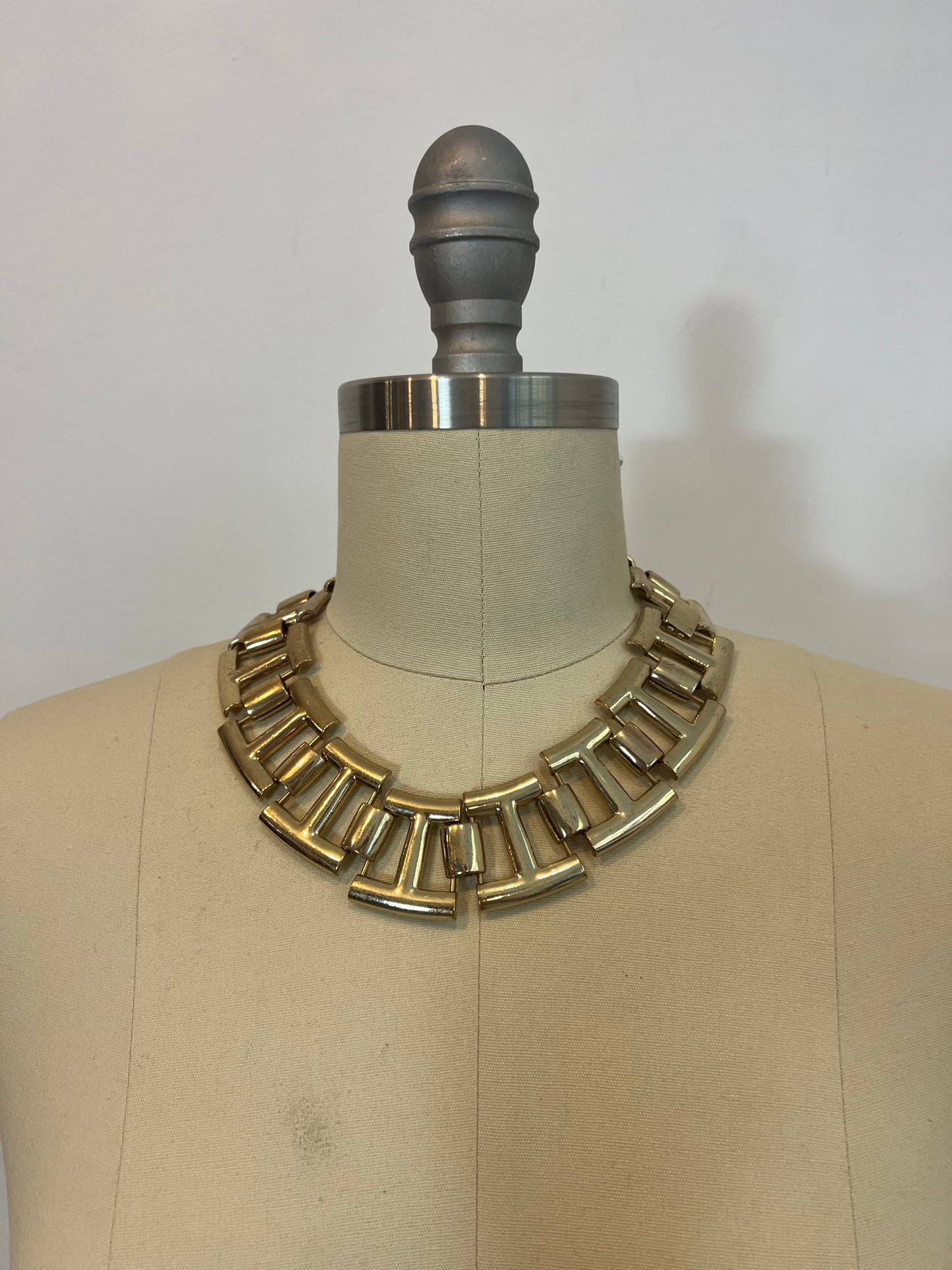 OTRAS. Gargantilla dorada figuras