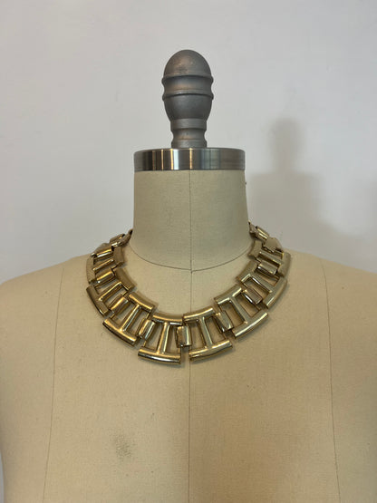 OTRAS. Gargantilla dorada figuras