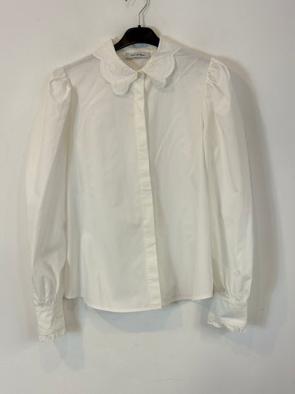 PEDRO DEL HIERRO. Blusa blanca detalle cuello
