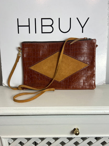 HELIOTROPO. Bolso piel troquelada marrón