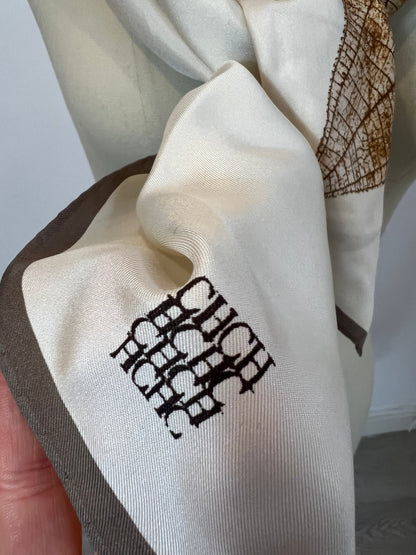 CAROLINA HERRERA. Pañuelo seda hojas tonos marrones